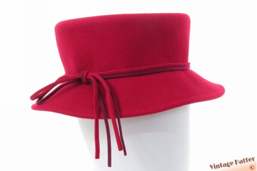 Ladies hat dark red felt with felt cords 57,5