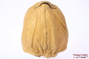 © VintageHatter.com | l-1002-55-1 Vliegeniersmuts caramel beige geel leer 54-56 (XS/S) Vliegeniersmuts caramel beige geel leer 54-56 (XS/S)