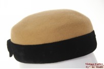 Dames cocktail hoed beige wolvilt met zwart fluweel 56