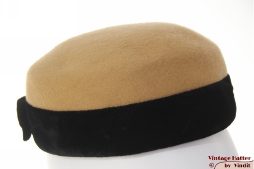 Dames cocktail hoed beige wolvilt met zwart fluweel 56