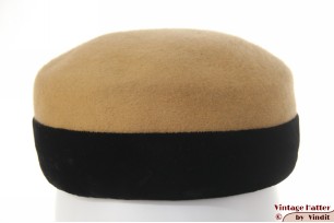 Dames cocktail hoed beige wolvilt met zwart fluweel 56