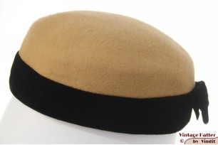 Dames cocktail hoed beige wolvilt met zwart fluweel 56