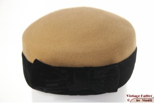 Dames cocktail hoed beige wolvilt met zwart fluweel 56