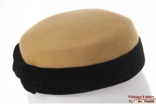 Dames cocktail hoed beige wolvilt met zwart fluweel 56