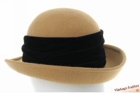 Ladies hat beige woolfelt with black velvet band 57