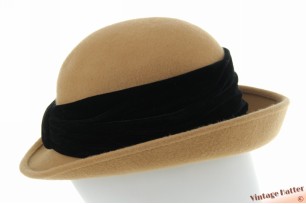 Dameshoed beige wolvilt met zwarte fluwelen band 57