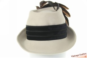 © VintageHatter.com | d-1013-54-5 Dameshoed Peek & Cloppenburg crèmewit vilt met veren 54 (XS) Dameshoed Peek & Cloppenburg crèmewit vilt met veren 54 (XS)