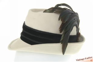 © VintageHatter.com | d-1013-54-5 Dameshoed Peek & Cloppenburg crèmewit vilt met veren 54 (XS) Dameshoed Peek & Cloppenburg crèmewit vilt met veren 54 (XS)