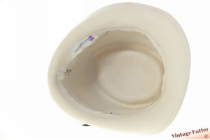 © VintageHatter.com | d-1013-54-5 Dameshoed Peek & Cloppenburg crèmewit vilt met veren 54 (XS) Dameshoed Peek & Cloppenburg crèmewit vilt met veren 54 (XS)