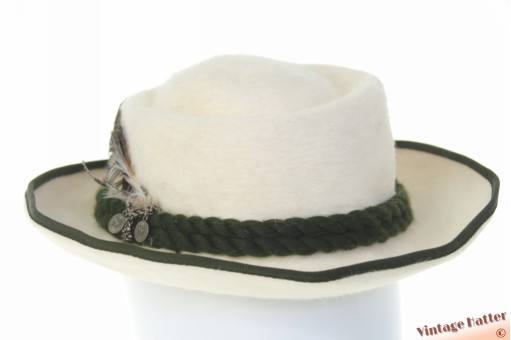 Dameshoed wit zacht haarvilt met groen koord en veren 55 (S) Dameshoed wit zacht haarvilt met groen koord en veren 55 (S)