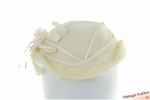 © VintageHatter.com | d-1013-56-10 Wedding hat off-white sinamay with bow and short veil 56-57 Wedding hat off-white sinamay with bow and short veil 56-57