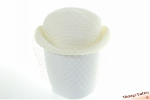 © VintageHatter.com | d-1013-56-11 Ladies cocktail hat Canda ivory white sinamay with white feathers and half veil 56-57 Ladies cocktail hat Canda ivory white sinamay with white feathers and half veil 56-57