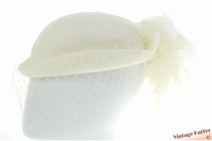 © VintageHatter.com | d-1013-56-11 Ladies cocktail hat Canda ivory white sinamay with white feathers and half veil 56-57 Ladies cocktail hat Canda ivory white sinamay with white feathers and half veil 56-57