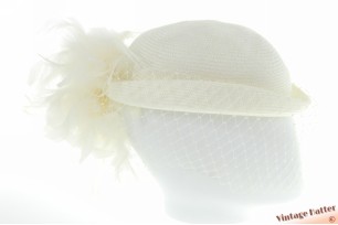 © VintageHatter.com | d-1013-56-11 Ladies cocktail hat Canda ivory white sinamay with white feathers and half veil 56-57 Ladies cocktail hat Canda ivory white sinamay with white feathers and half veil 56-57