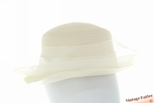 © VintageHatter.com | d-1013-56-12 Dames trouwhoed ivoorwit toyo-achtig polyester met omhoogstaande voile 56 Dames trouwhoed ivoorwit toyo-achtig polyester met omhoogstaande voile 56