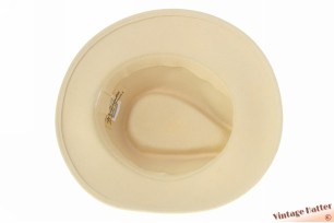 © VintageHatter.com | d-1014-55-2 Dameshoed Wodianka crèmewit vilt 54,5 - 55 (XS-S) Dameshoed Wodianka crèmewit vilt 54,5 - 55 (XS-S)