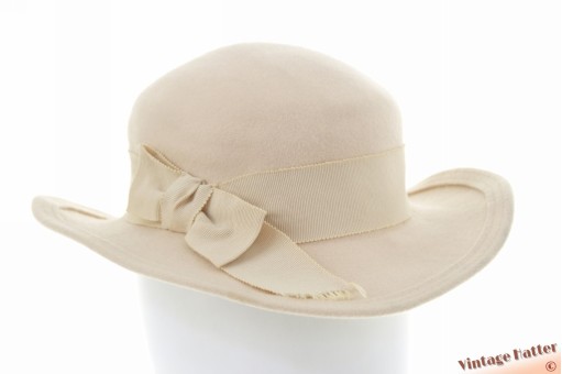 Dameshoed ivoorwit vilt 54-55 (XS-S)