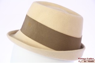 © VintageHatter.com | d-1015-55-7 Dameshoed licht beige vilt 54-55 (XS-S) Dameshoed licht beige vilt 54-55 (XS-S)