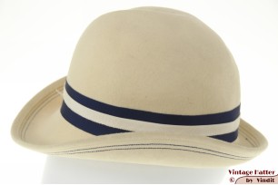 © VintageHatter.com | d-1015-55-8 Dameshoed ivoorwit vilt met draaiende vouw 55 (S) Dameshoed ivoorwit vilt met draaiende vouw 55 (S)