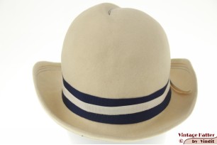 © VintageHatter.com | d-1015-55-8 Dameshoed ivoorwit vilt met draaiende vouw 55 (S) Dameshoed ivoorwit vilt met draaiende vouw 55 (S)