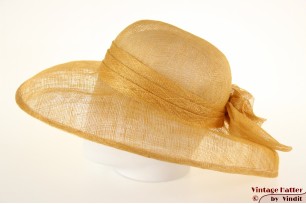 © VintageHatter.com | d-1017-57-1 Wijde dames zomerhoed oranje-beige sisal sinamay 57 Wijde dames zomerhoed oranje-beige sisal sinamay 57