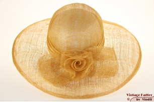 © VintageHatter.com | d-1017-57-1 Wijde dames zomerhoed oranje-beige sisal sinamay 57 Wijde dames zomerhoed oranje-beige sisal sinamay 57