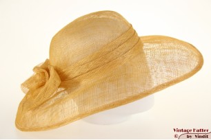 © VintageHatter.com | d-1017-57-1 Wijde dames zomerhoed oranje-beige sisal sinamay 57 Wijde dames zomerhoed oranje-beige sisal sinamay 57