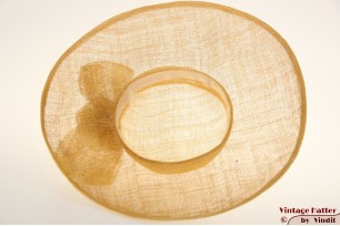 © VintageHatter.com | d-1017-57-1 Wijde dames zomerhoed oranje-beige sisal sinamay 57 Wijde dames zomerhoed oranje-beige sisal sinamay 57