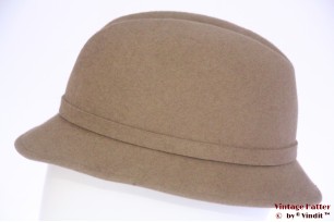 © VintageHatter.com | d-1019-56-12 Ladies hat V.E.B. beige felt 56 Ladies hat V.E.B. beige felt 56