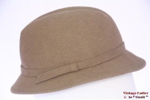 © VintageHatter.com | d-1019-56-12 Ladies hat V.E.B. beige felt 56 Ladies hat V.E.B. beige felt 56