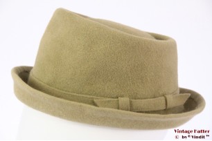 © VintageHatter.com | d-1020-55-1 Dameshoed groenig beige 55 Dameshoed groenig beige 55