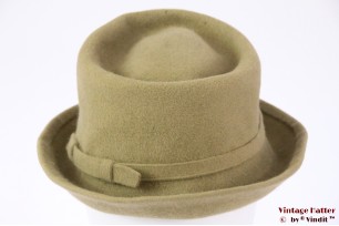 © VintageHatter.com | d-1020-55-1 Dameshoed groenig beige 55 Dameshoed groenig beige 55