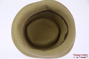 © VintageHatter.com | d-1020-55-1 Dameshoed groenig beige 55 Dameshoed groenig beige 55