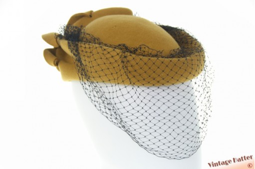 Dames pillbox cocktailhoed mosterdgroen vilt met voile 55-56 Dames pillbox cocktailhoed mosterdgroen vilt met voile 55-56