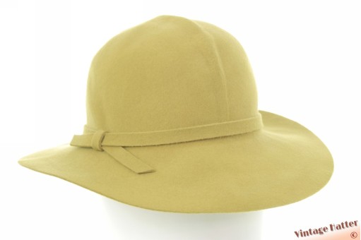 © VintageHatter.com | d-1027-55-2 Ladies hat with single rib soft green felt 55,5 (S) Ladies hat with single rib soft green felt 55,5 (S)