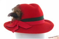 Dameshoed rood vilt met veren 55 (S)