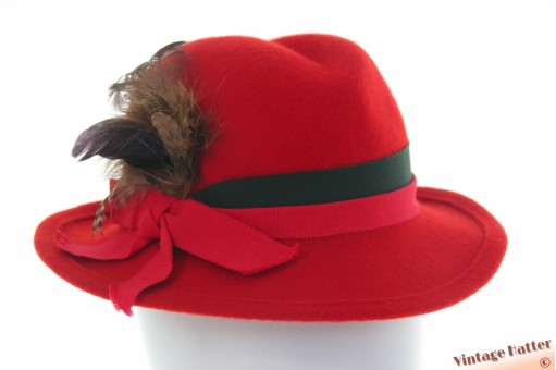 Dameshoed rood vilt met veren 55 (S) Dameshoed rood vilt met veren 55 (S)