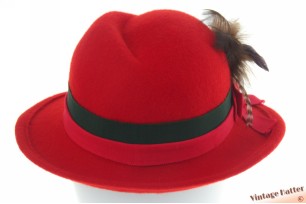© VintageHatter.com | d-3001-55-4 Dameshoed rood vilt met veren 55 (S) Dameshoed rood vilt met veren 55 (S)