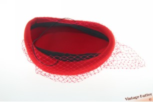 Dames pillbox cocktailhoed rood wolvilt met rode voile 55-56