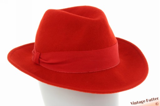 Dames gleufhoed rood wolvilt 56 Dames gleufhoed rood wolvilt 56