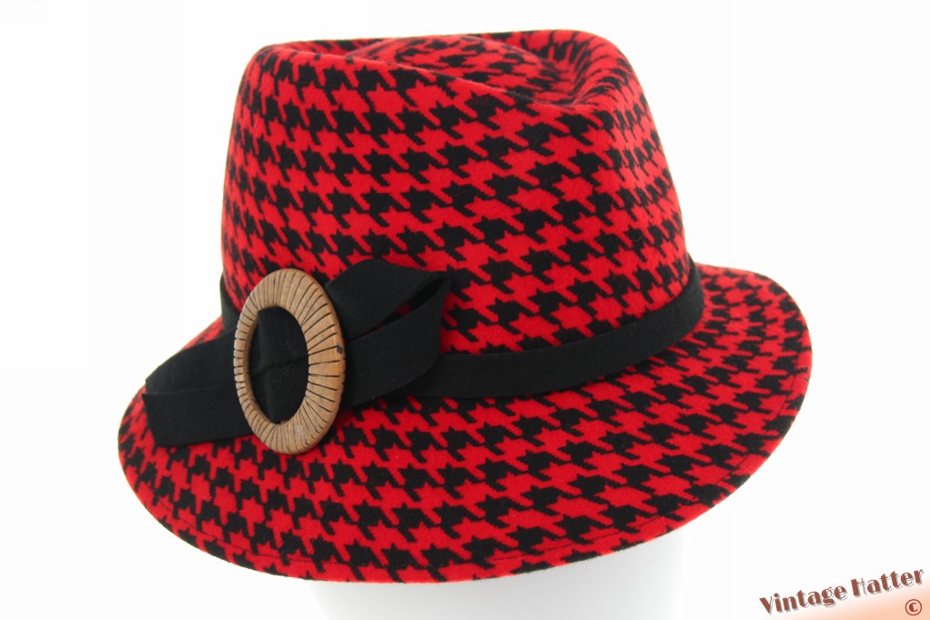 Dameshoed Poesia d'Elite rood en zwart pied-de-poule wol met houten ring 56-57 [nieuw]