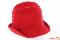 Ladies hat red felt with "pinch" and feather-holder 55,5 (S)