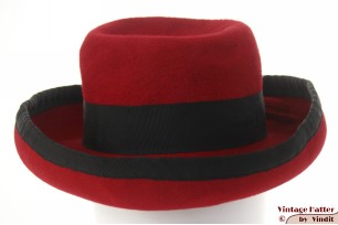 Ronde dameshoed rood velour met zwarte band 56