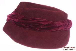 © VintageHatter.com | d-3005-55-15 Dameshoed Rossi bordeaux rood haarvilt 55 (S) Dameshoed Rossi bordeaux rood haarvilt 55 (S)