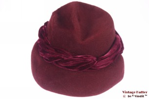 © VintageHatter.com | d-3005-55-15 Dameshoed Rossi bordeaux rood haarvilt 55 (S) Dameshoed Rossi bordeaux rood haarvilt 55 (S)