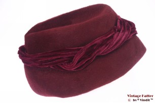 © VintageHatter.com | d-3005-55-15 Dameshoed Rossi bordeaux rood haarvilt 55 (S) Dameshoed Rossi bordeaux rood haarvilt 55 (S)