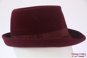 Dameshoed bordeaux fluweel 56