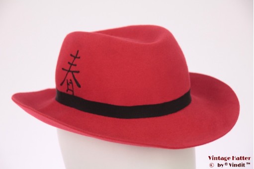 © VintageHatter.com | d-3031-55-5 Dames gleufhoed rood vilt met Aziatisch teken 55 (S) Dames gleufhoed rood vilt met Aziatisch teken 55 (S)