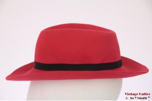 © VintageHatter.com | d-3031-55-5 Dames gleufhoed rood vilt met Aziatisch teken 55 (S) Dames gleufhoed rood vilt met Aziatisch teken 55 (S)