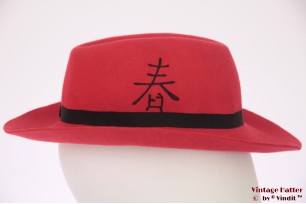 © VintageHatter.com | d-3031-55-5 Dames gleufhoed rood vilt met Aziatisch teken 55 (S) Dames gleufhoed rood vilt met Aziatisch teken 55 (S)
